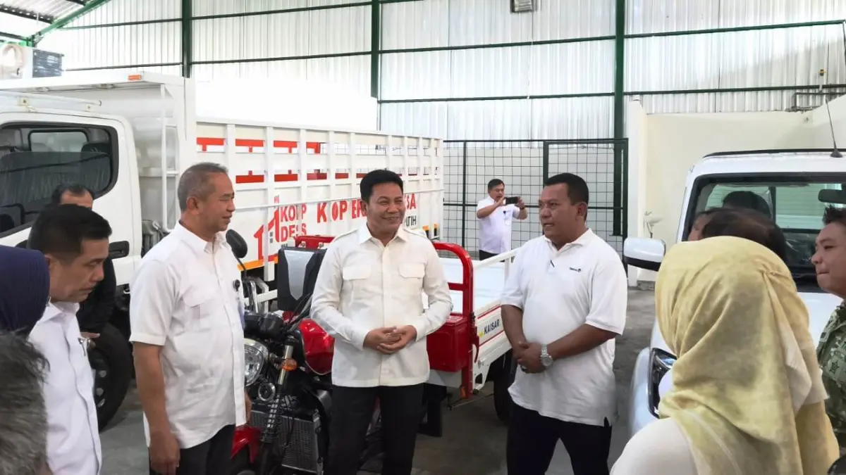 LAYAK: Bupati Sidoarjo Subandi bersama jajaran Kantor Staf Presiden meninjau Koperasi Desa/Kelurahan Merah Putih (KDKMP) di Desa Rangkah Kidul, Kecamatan Sidoarjo, Jumat (12/6).
