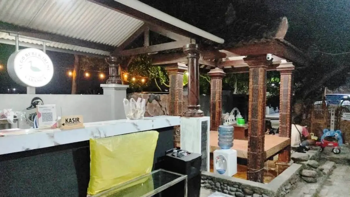 NYAMAN: Cabang 3 Sego Bebek Ireng Sumorame Bu Ayu di Perum Mutiara Citra Asri (MCA) Blok P2 Nomor 7-8, Desa Boro, Kecamatan Tanggulangin, Sidoarjo, menawarkan sensasi kuliner dengan suasana nyaman. (ANAS/RADAR SIDOARJO)