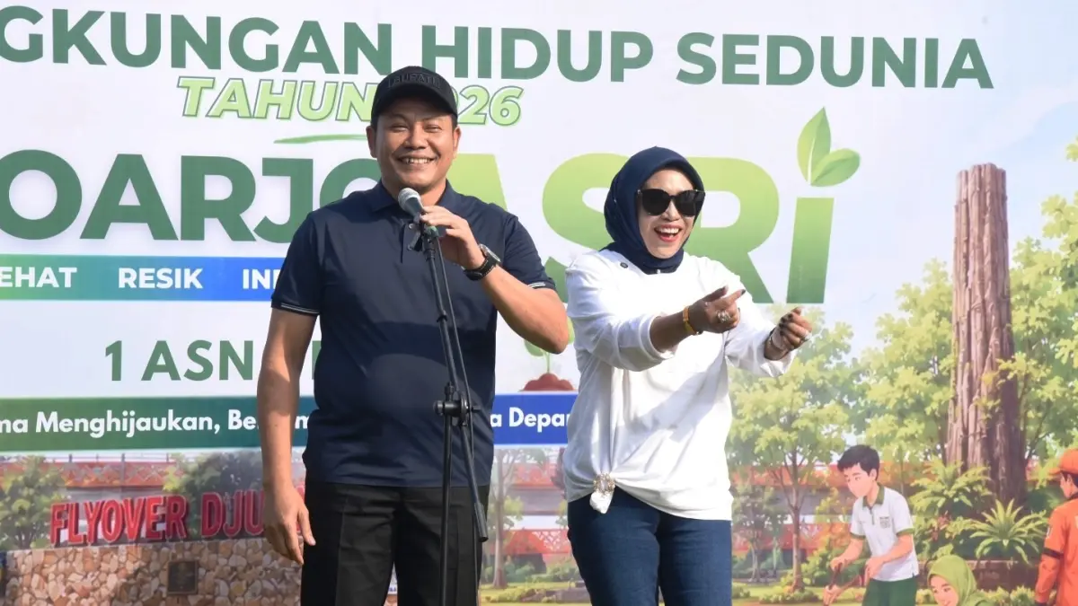 RUKUN: Bupati Sidoarjo Subandi dan Wakil Bupati Sidoarjo Mimik Idayana kompak meresmikan dimulainya Gerakan Sidoarjo Asri (Aman, Sehat, Resik, dan Indah) di Taman Flyover Djuanda Aloha, Jumat (12/6) pagi.

