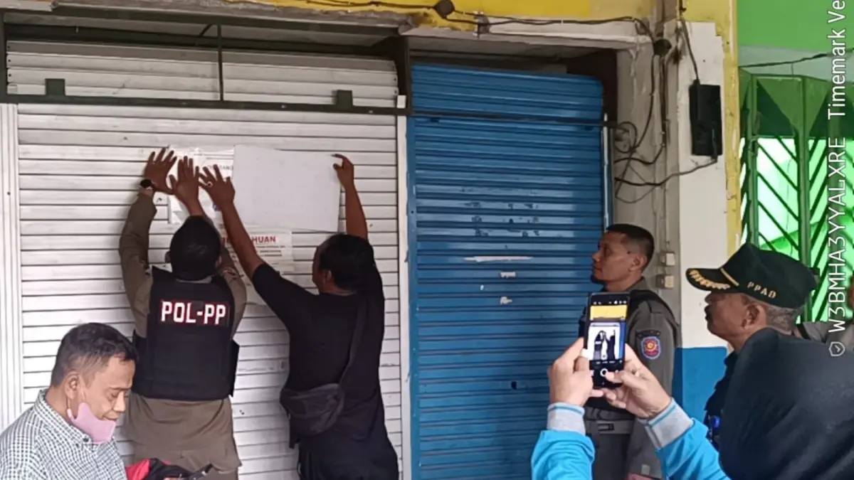 TEGAS: Petugas Satpol PP Kabupaten Sidoarjo menyegel sejumlah tempat usaha di kawasan Gelora Delta Sidoarjo (GDS) yang menunggak pembayaran retribusi sewa aset daerah.