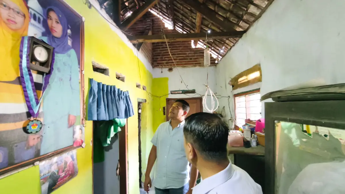 DIPERHATIKAN: Bupati Sidoarjo Subandi melakukan inspeksi mendadak ke sejumlah Rumah Tidak Layak Huni (RTLH) di Kecamatan Krembung, Sabtu (13/6/2026).
