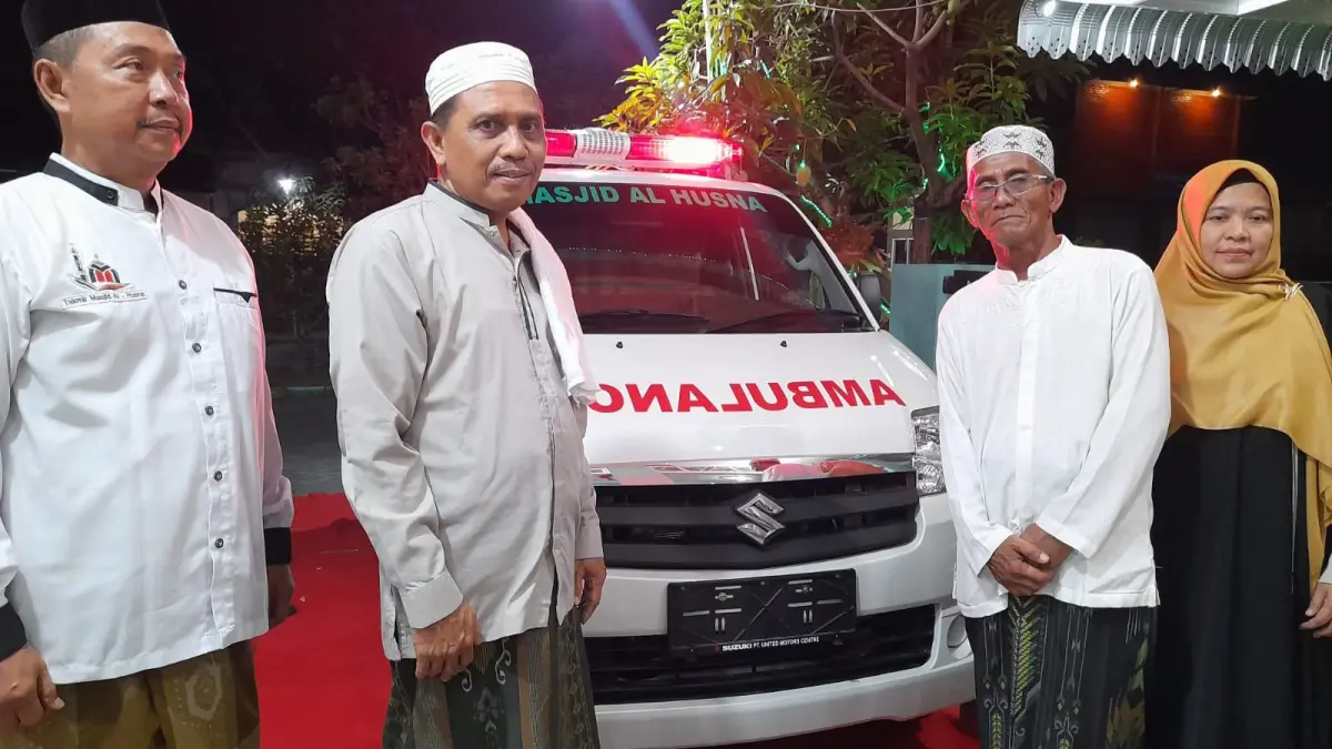 PEDULI: Dari kiri Sekretaris Masjid Al-Husna Alfan Suryanto, Ketua Takmir Masjid Al- Husna Drs. H. Wahyudin., M.Pd.I, Suyudi dan Hj. Setiowati usai serah terima ambulans.