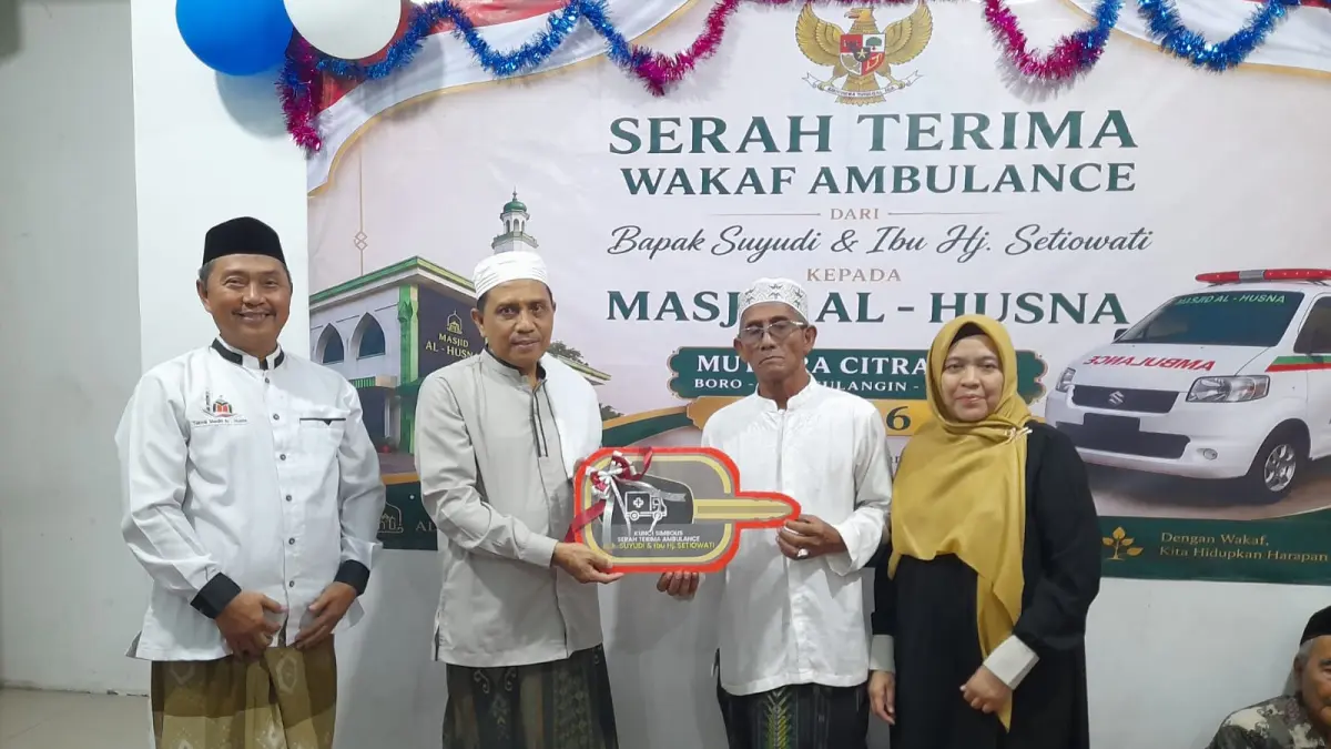 SIMBOLIS: Serah terima kunci ambulans dari Suyuti (dua dari kanan) dan Hj. Setiowati kepada Ketua Takmir Masjid Al- Husna Drs. H. Wahyudin., M.Pd.I.