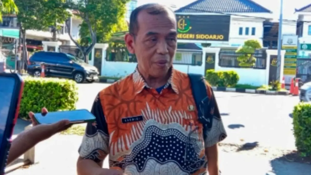 DIPERIKSA: Ketua BPD Desa Damarsi Karmidi usai memberi keterangan di Kejari Sidoarjo.&nbsp;