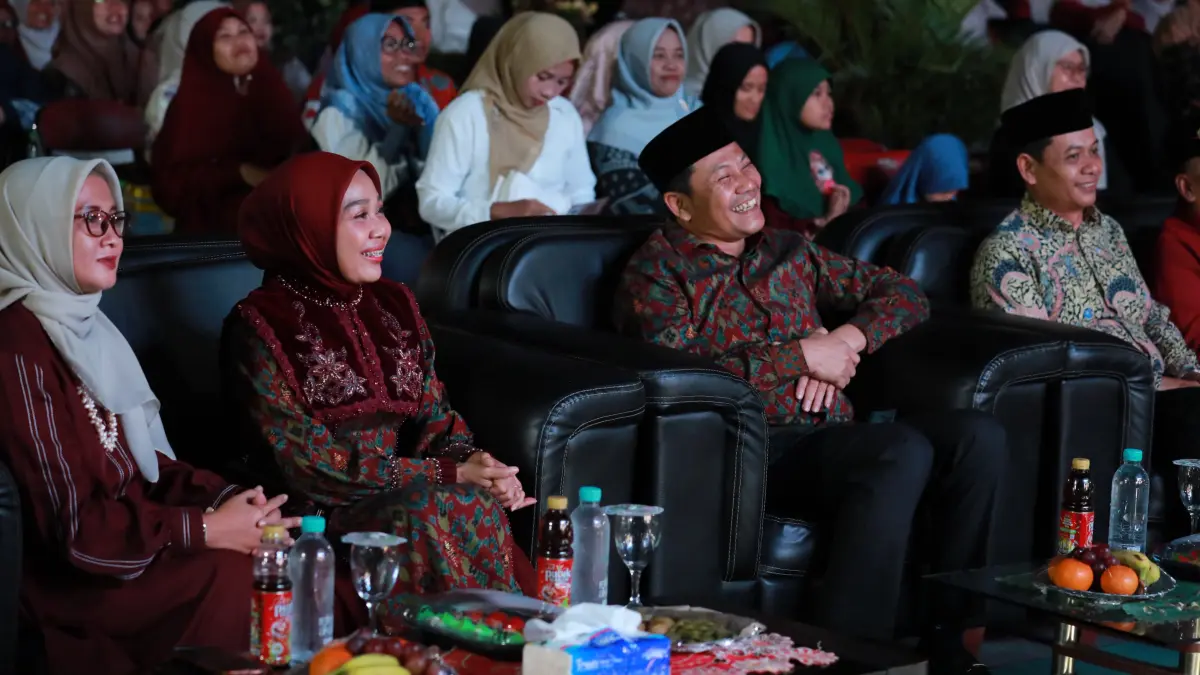 MENGINGATKAN: Pesan Bupati Sidoarjo Subandi (dua dari kanan) kepada para orang tua.
