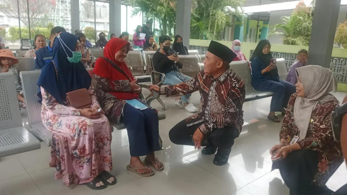 MENINGKAT: Ketua Kelompok Fraksi (Kapoksi) Komisi VII DPR RI Fraksi Partai Gerindra, Ir. H. Bambang Haryo Soekartono, M.I.Pol, saat berkomunikasi dengan masyarakat di Puskesmas Krian. (RUDIANTO/RADAR SIDOARJO)