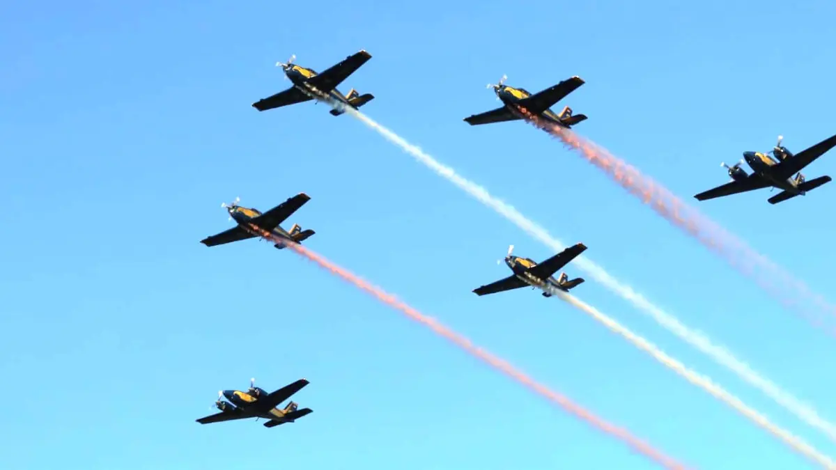 MERIAH: Penampilan tim Rajawali Laut Flight (RALF) saat Naval Air Base Open Day 2026 di Lanudal Juanda, Sidoarjo.