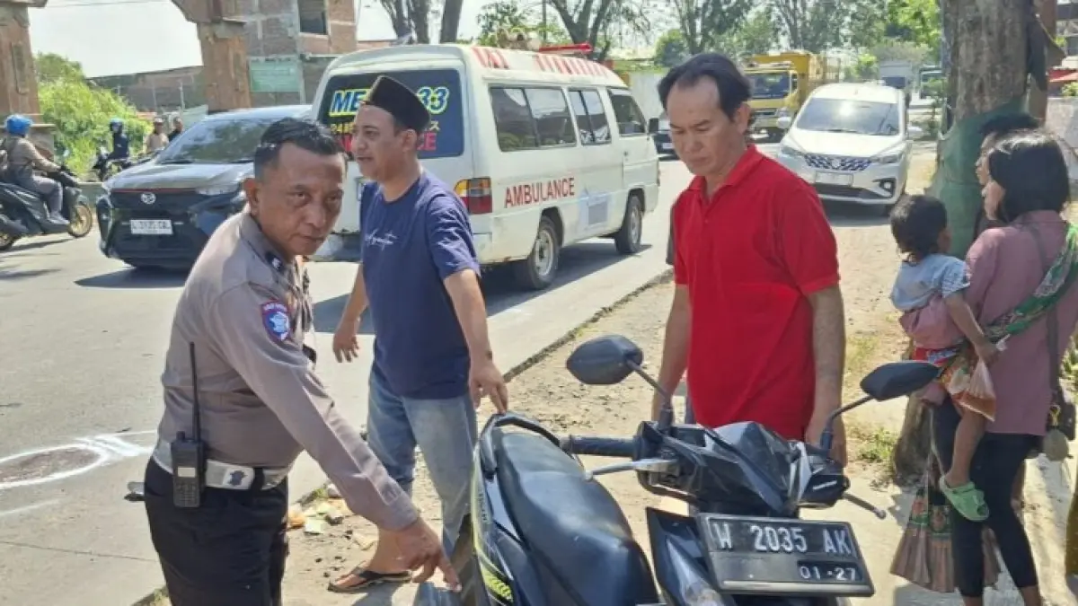 NAHAS: Petugas kepolisian memeriksa kendaraan yang terlibat kecelakaan lalu lintas di Krian, Sidoarjo.&nbsp;