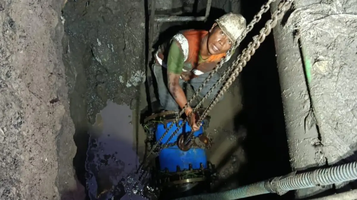 TEKAN KEBOCORAN: Petugas Perumda Delta Tirta Sidoarjo sedang memperbaiki jaringan perpipaan.