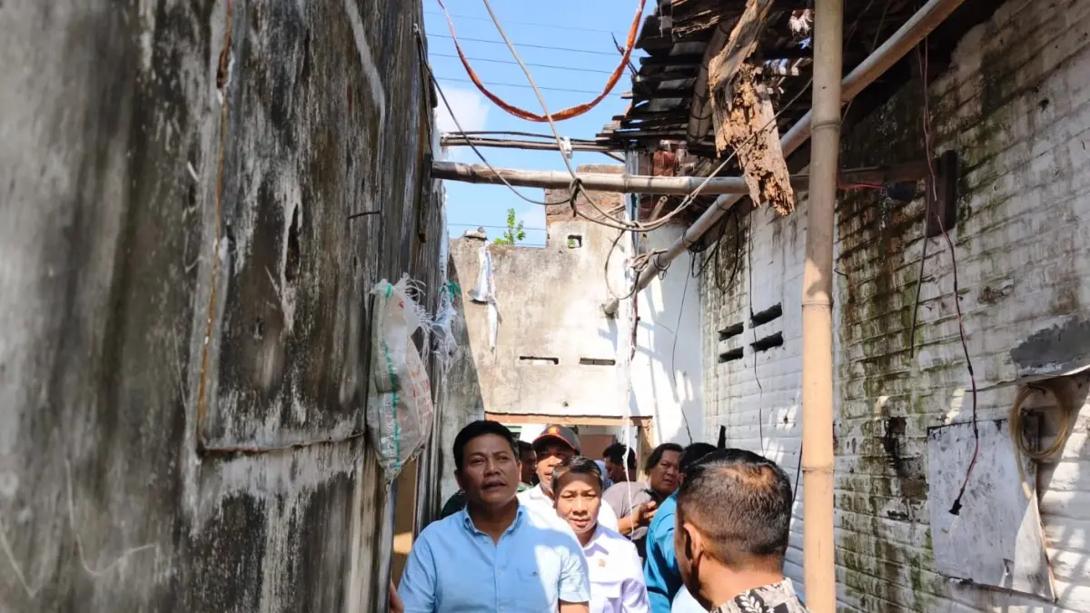 DIPETAKAN: Bupati Sidoarjo Subandi saat mengunjungi salah satu RTLH di Sidoarjo.