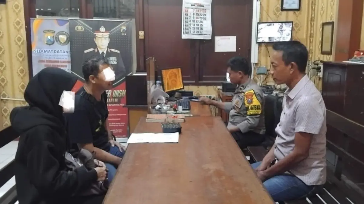 LAPOR: Korban saat membuat laporan dugaan penganiayaan di Polsek Tulangan, Sidoarjo.