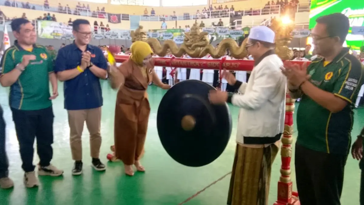 PEMBINAAN: Wakil Bupati Sidoarjo Mimik Idayana saat membuka Porkab Sidoarjo 2026, Minggu (15/6). (DIKY SANSIRI/RADAR SIDOARJO)
