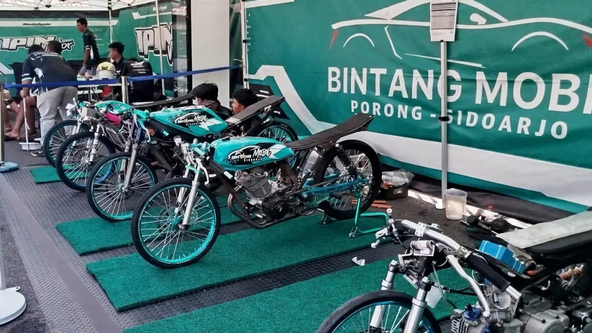 SUPPORT: Drag Bike di Pondok Candra, Kecamatan Waru, Minggu (14/6). (DIKY SANSIRI/RADAR SIDOARJO)