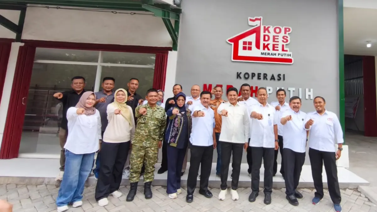 FASILITAS: Bupati Sidoarjo Subandi saat mengunjungi salah satu KDKMP di Sidoarjo.