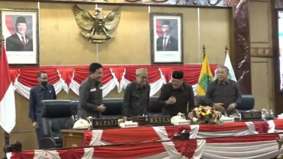 TANGGUNG JAWAB: Bupati Subandi (dua dari kiri) sampaikan Nota Penjelasan terhadap Rancangan Peraturan Daerah (Raperda) tentang Pertanggungjawaban Pelaksanaan APBD Tahun Anggaran 2025 dalam Rapat Paripurna DPRD Kabupaten Sidoarjo, Senin (15/6).