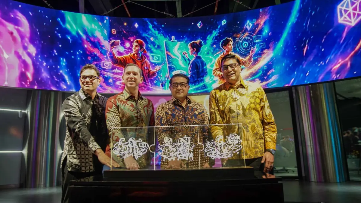 SINERGIS: Teuku Riefky Harsya Menteri Ekonomi Kreatif Republik Indonesia (kedua dari kanan), Vikram Sinha, President Director and Chief Executive Officer Indosat Ooredoo Hutchison (kanan), dan David Wadhwani President of Creativity & Productivity Business Adobe (kedua dari kiri) berkolaborasi mendukung masyarakat Indonesia dalam mengubah kreativitas menjadi peluang melalui pemanfaatan teknologi dan AI.