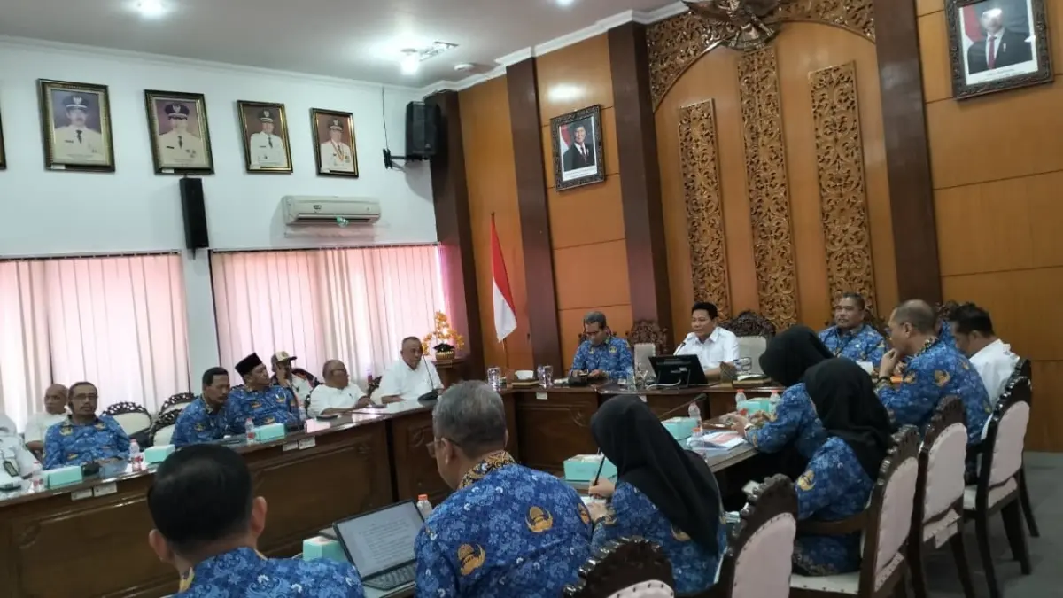 DUKUNGAN: Bupati Sidoarjo Subandi saat rapat bersama kepala desa (kades) di Ruang Opsroom Setda Kabupaten Sidoarjo, Rabu (17/6). (DIKY SANSIRI/RADAR SIDOARJO)