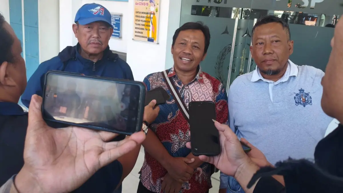 PENDALAMAN: Mantan Ketua BPD Damarsi Shodikun (tengah) usai memberikan keterangan di Kantor Kejaksaan Negeri Sidoarjo.