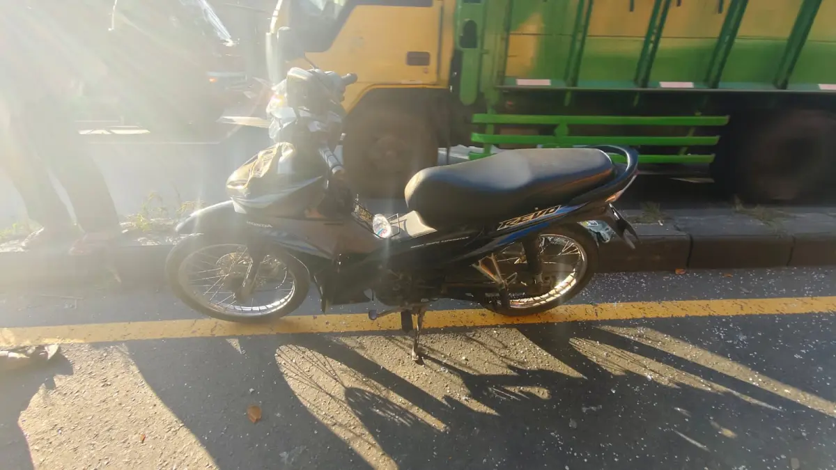 BERUNTUN: kendaraan yang terlibat kecelakaan di jalan Sidorogo, Sidoarjo.&nbsp;