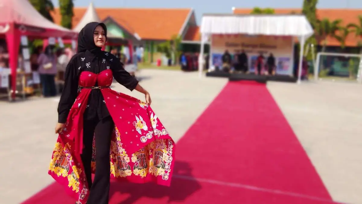 
ELEGAN: Salah satu siswi SMKN 1 Jabon Sidoarjo saat peragakan hasil karya batik buatan mereka, Kamis (18/6). (DIKY SANSIRI/RADAR SIDOARJO)