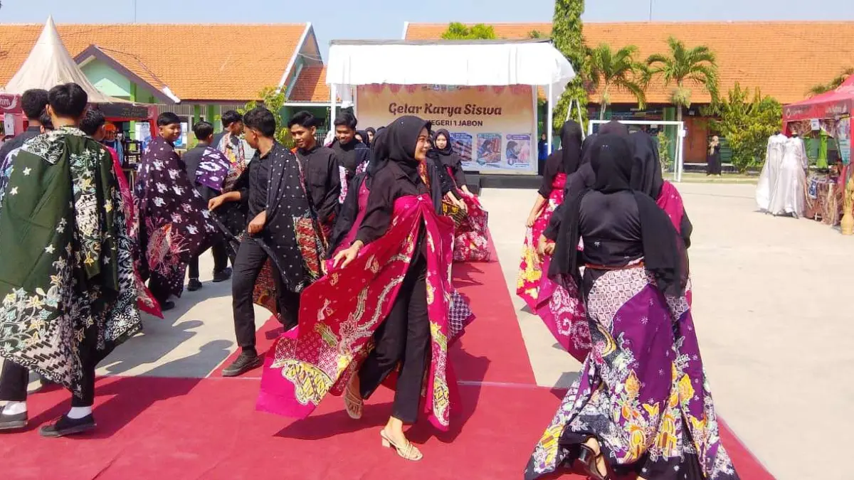 HASIL KARYA: Siswa-siswi SMKN 1 Jabon Sidoarjo saat peragakan hasil karya batik buatan mereka, Kamis (18/6). (DIKY SANSIRI/RADAR SIDOARJO)