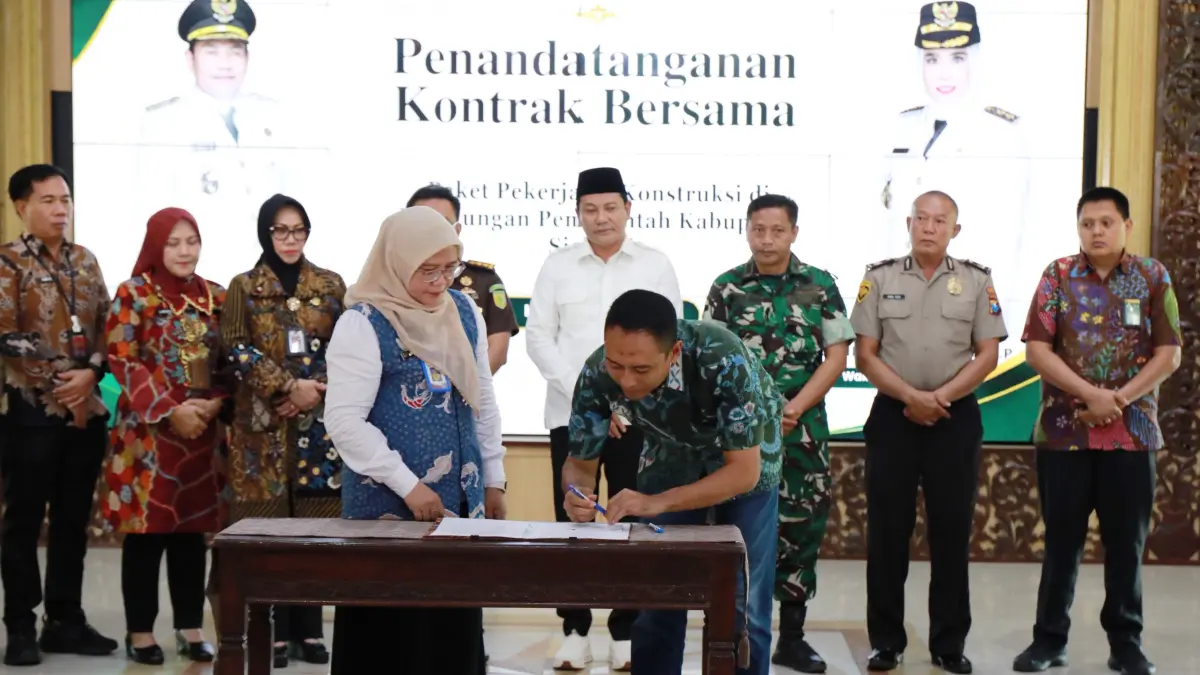 KOMITMEN: Penandatanganan kontrak bersama paket pekerjaan konstruksi tersebut dilaksanakan di Pendopo Delta Wibawa, Kamis (18/6).