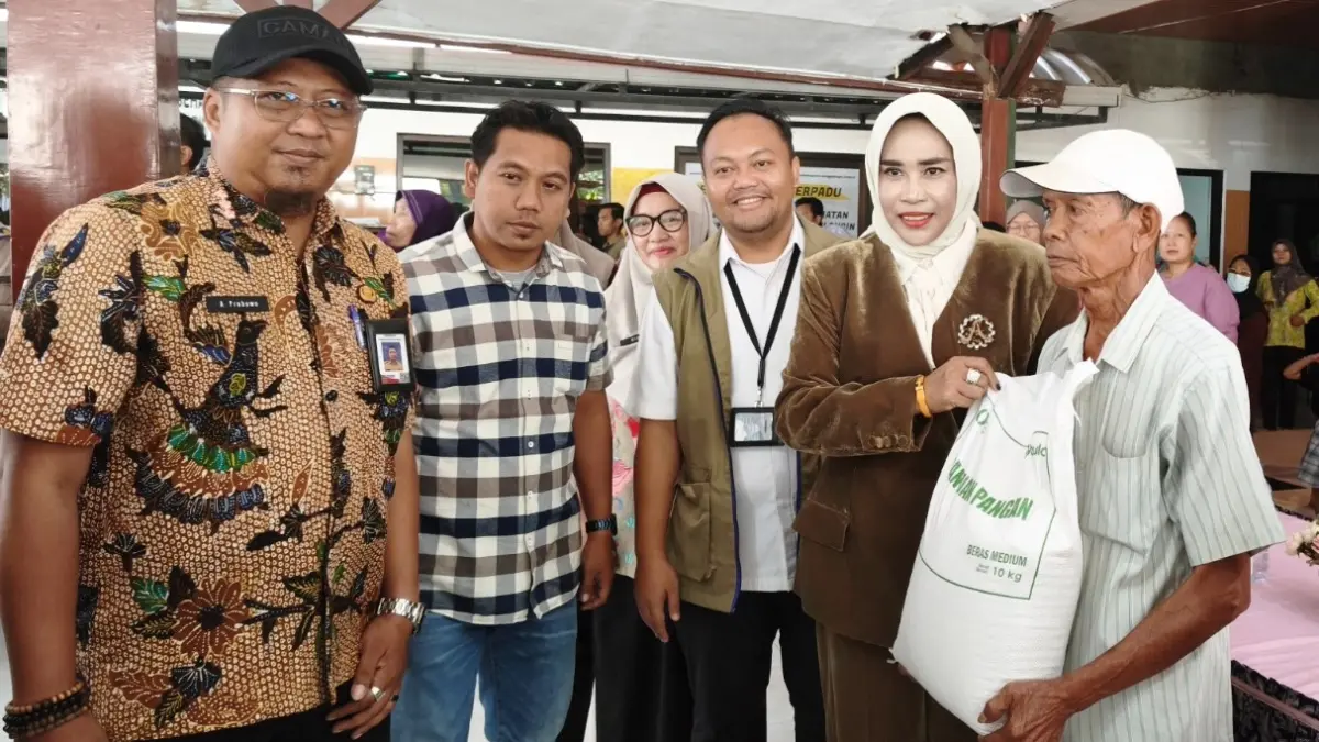 PEDULI: Wakil Bupati Sidoarjo Mimik Idayana menyalurkan bantuan pangan berupa beras dan minyak goreng kepada 2.052 keluarga penerima manfaat (KPM) di empat desa, Kamis (18/6).