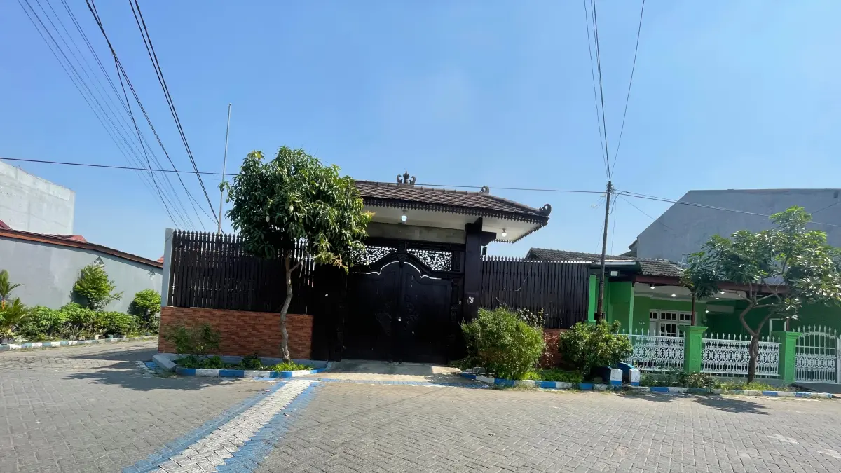 SEPI: Suasana pemukiman tempat padepokan yang pengurusnya tersandung kasus dugaan pencabulan.&nbsp;(SURYANTO/RADAR SIDOARJO)