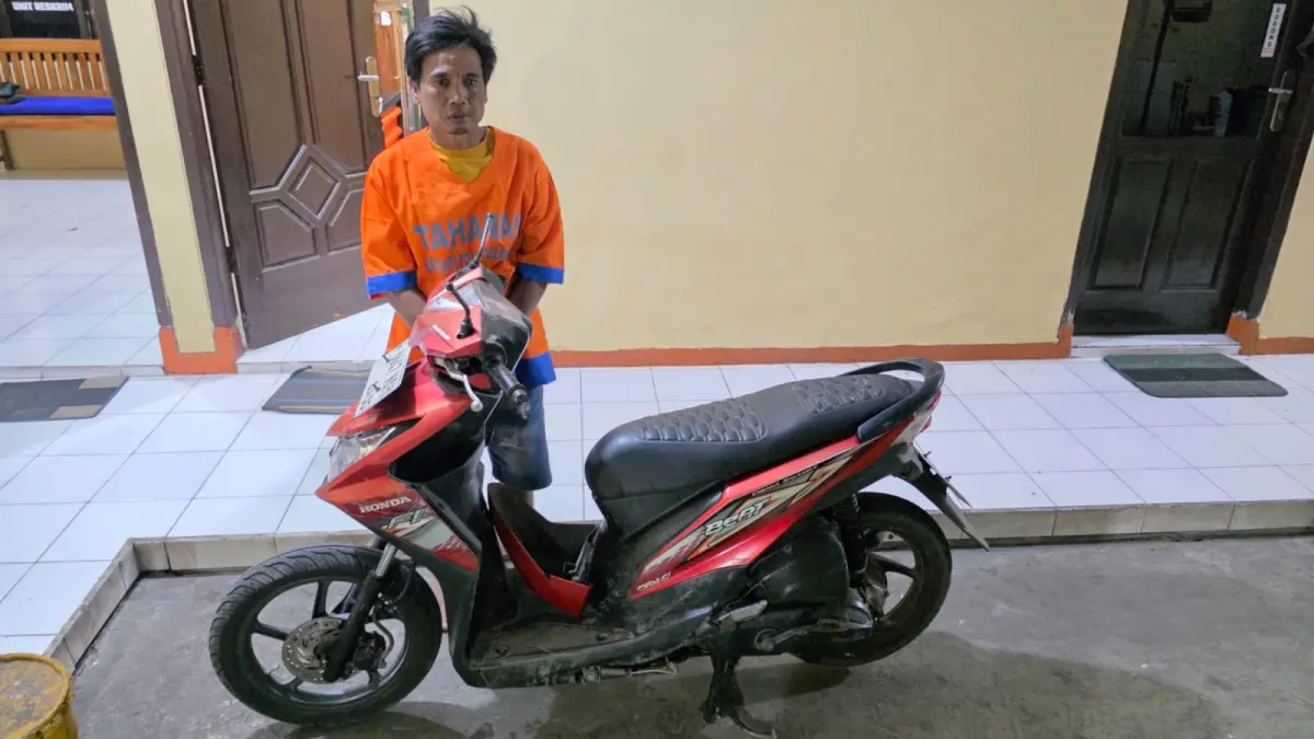 TERCIDUK: Terduga pelaku yang diamankan saat mencuri motor.&nbsp;