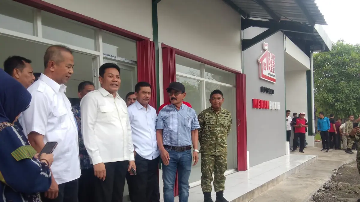 
TERKENDALA LAHAN: Bupati Sidoarjo Subandi arahkan desa gelar pasar murah. (DIKY SANSIRI/RADAR SIDOARJO)