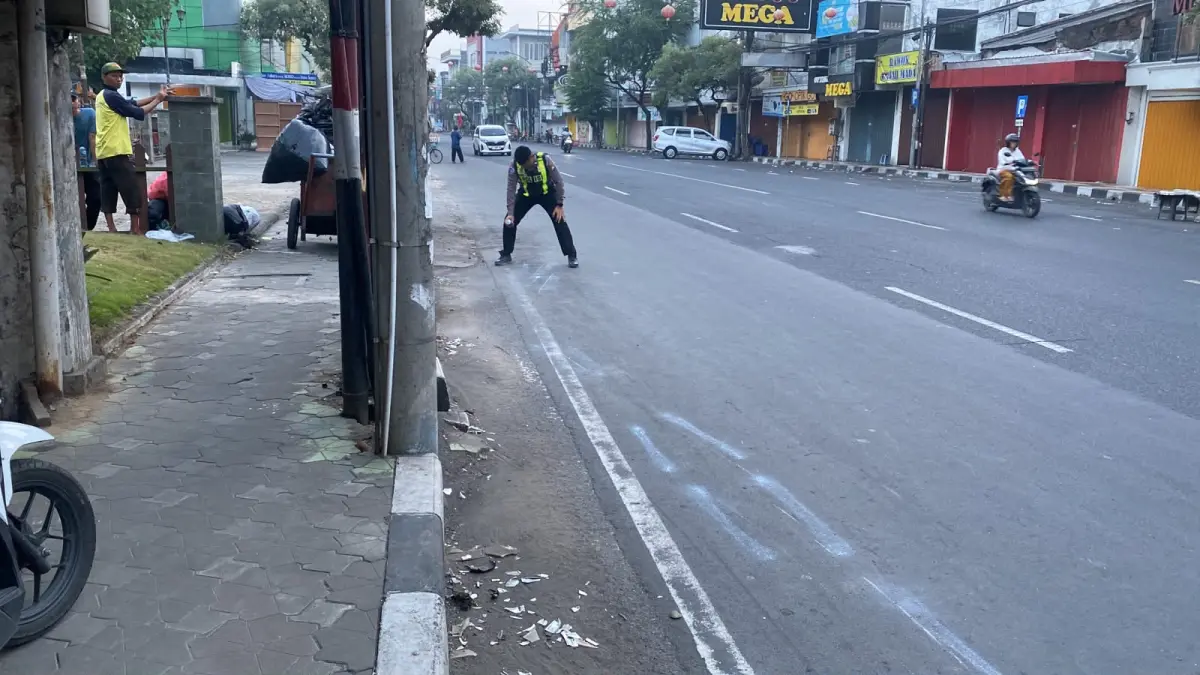 TRAGIS: Personel kepolisian melakukan olah TKP di tempat kejadian kecelakaan lalu lintas di Jalan Gajahmada, Sidoarjo.&nbsp;