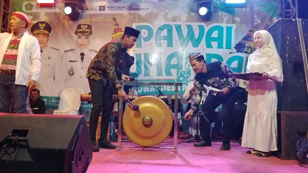 BUDAYA: Anggota Komisi A DPRD Sidoarjo Muchammad Rafi Wibisono saat membuka acara Pawai Gunungan di Desa Pabean, Kecamatan Sedati, Sabtu (20/6) malam. (DIKY SANSIRI/RADAR SIDOARJO)
