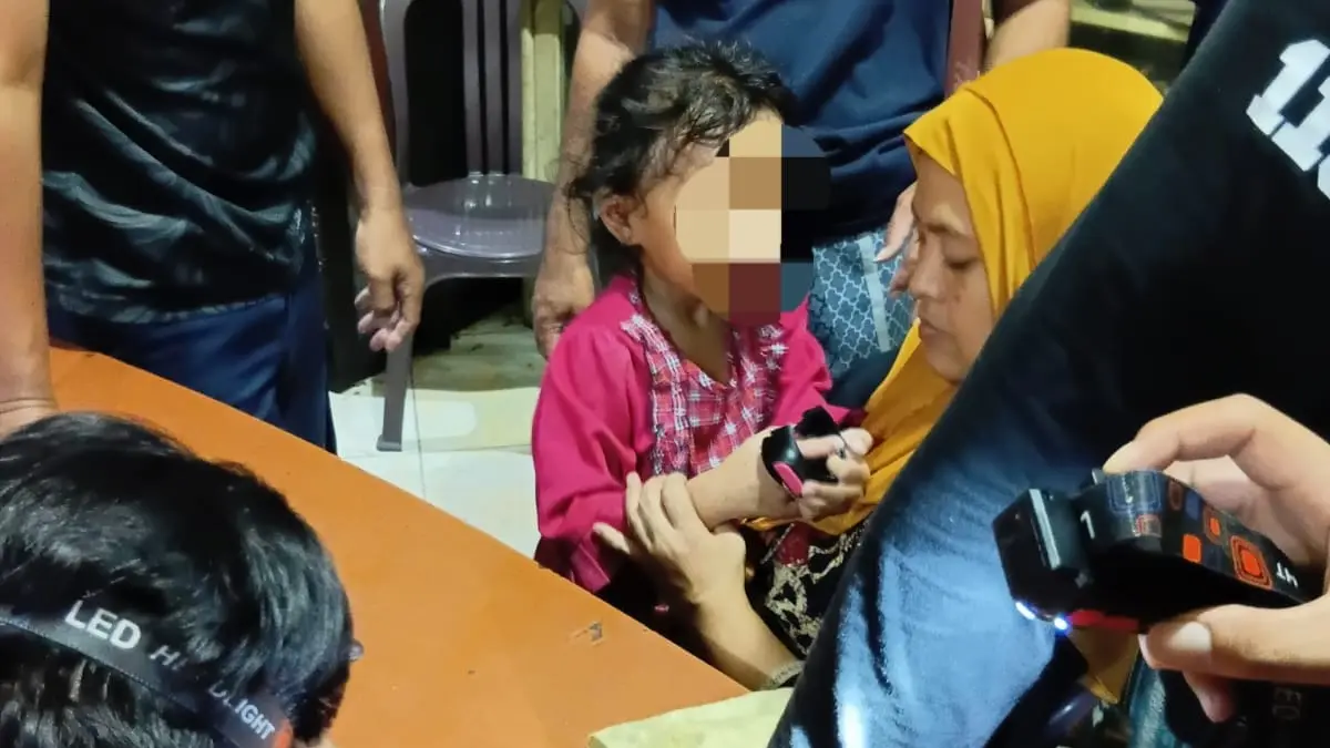 TERJEPIT: Personel Tim Rescue Pos Damkar Unit Sidoarjo saat mengevakuasi jari seorang anak yang tersangkut di lubang tutup tumbler.
