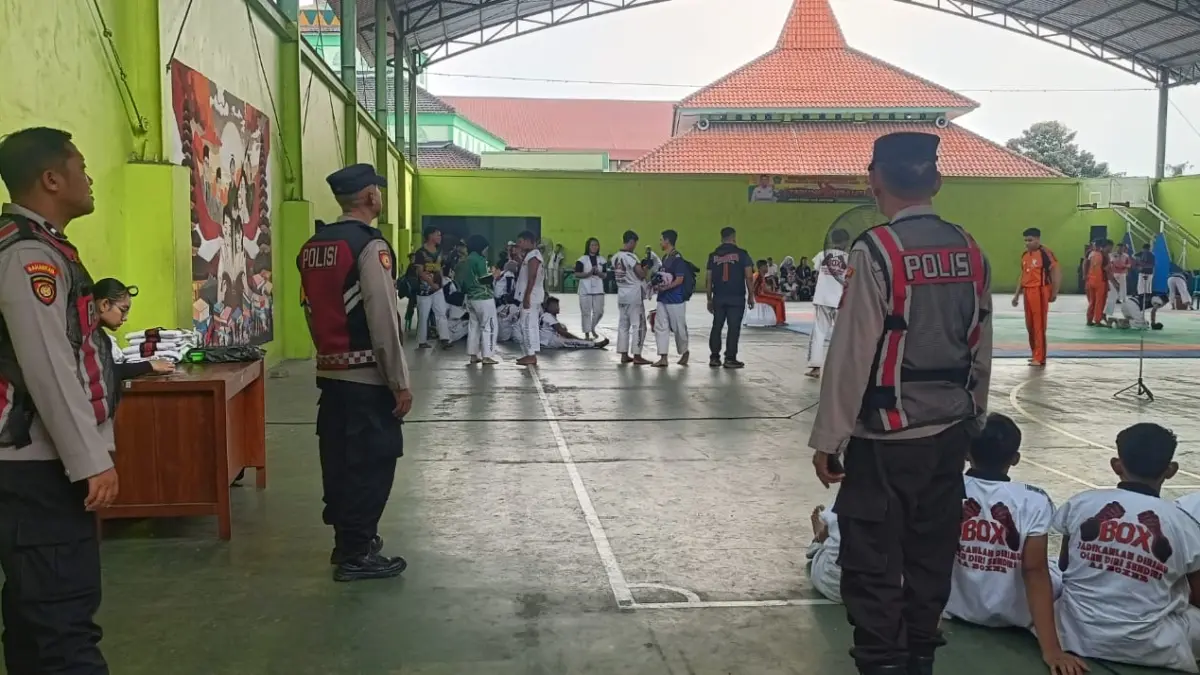 BIAR AMAN: Personel Polsek Krian saat melakukan pengamanan Kejuaraan Tarung Derajat Porkab Sidoarjo 2026 di SMAN 1 Krian.&nbsp;
