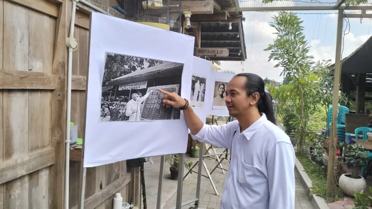 
NAPAK TILAS: Masyarakat melihat jejak sejarah Bung Karno yang terpampang di SDN Pucang II Sidoarjo. (DIKY SANSIRI/RADAR SIDOARJO)