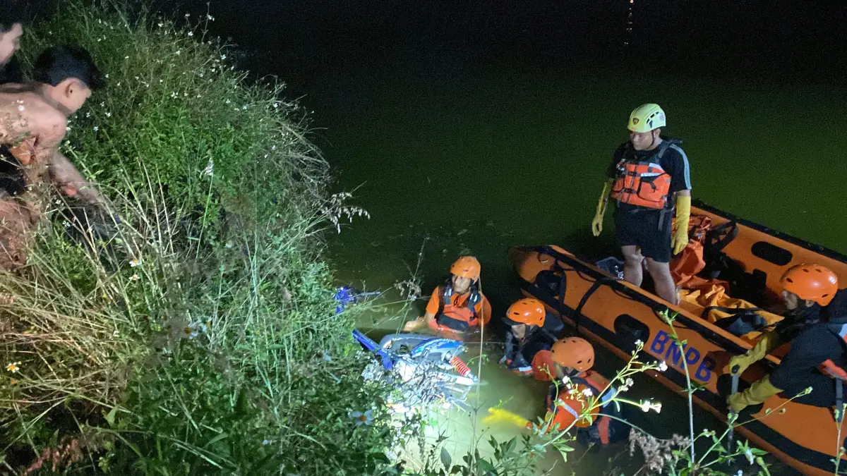 TRAGIS: Tim SAR gabungan saat mengevakuasi pengendara motor yang jatuh ke waduk Kalimati di Sidoarjo.&nbsp;