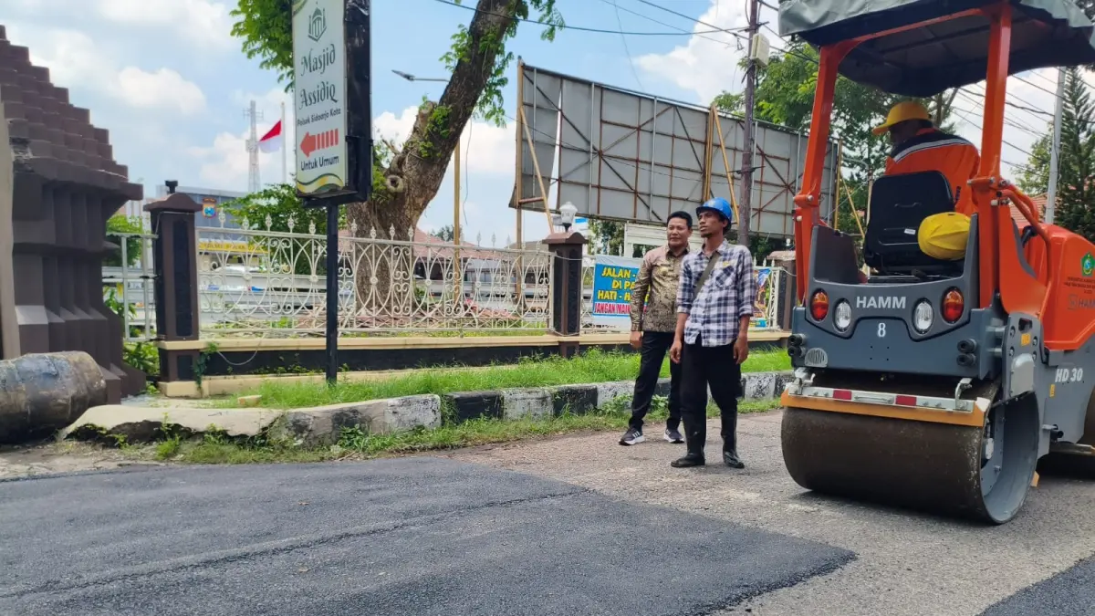 DIAWASI: Salah satu proyek penambalan jalan berlubang menjadi prioritas Pemkab.