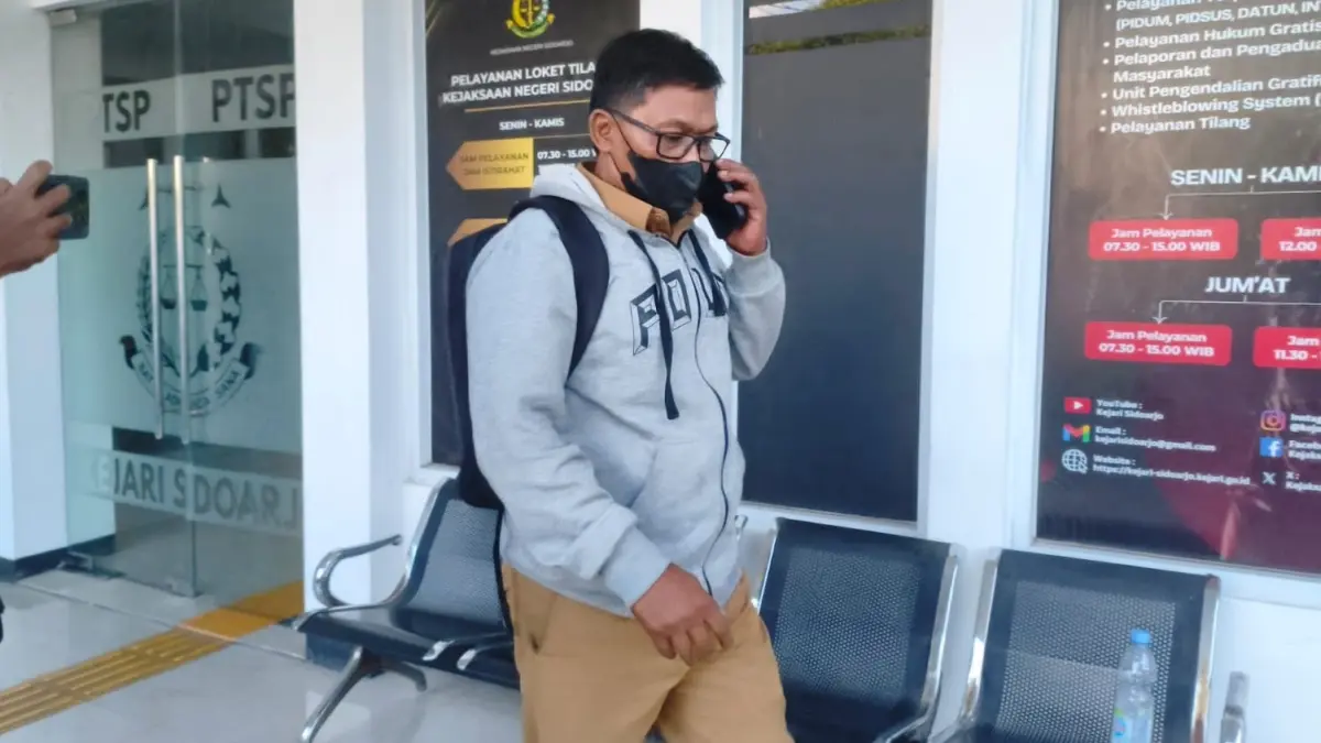 DIPERIKSA: Salah satu perangkat Desa Damarsi saat memenuhi panggilan penyidik Kejaksaan Negeri Sidoarjo.
