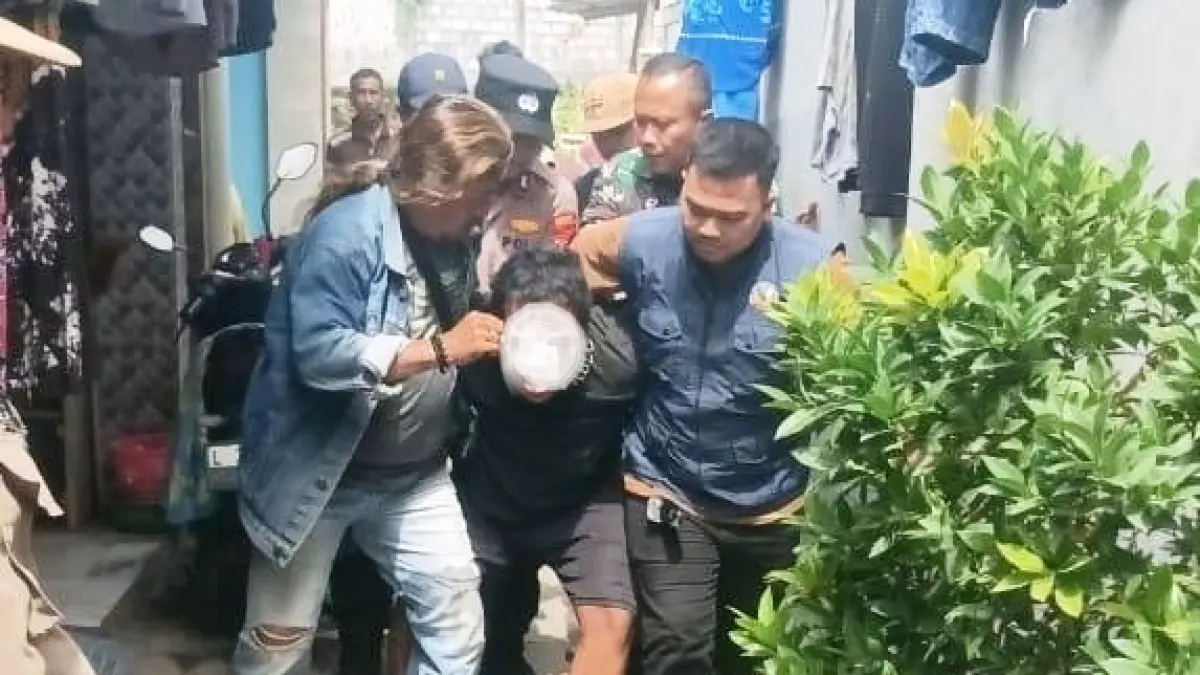 EVAKUASI: Petugas saat melakukan penanganan terhadap ODGJ di Kabupaten Sidoarjo.