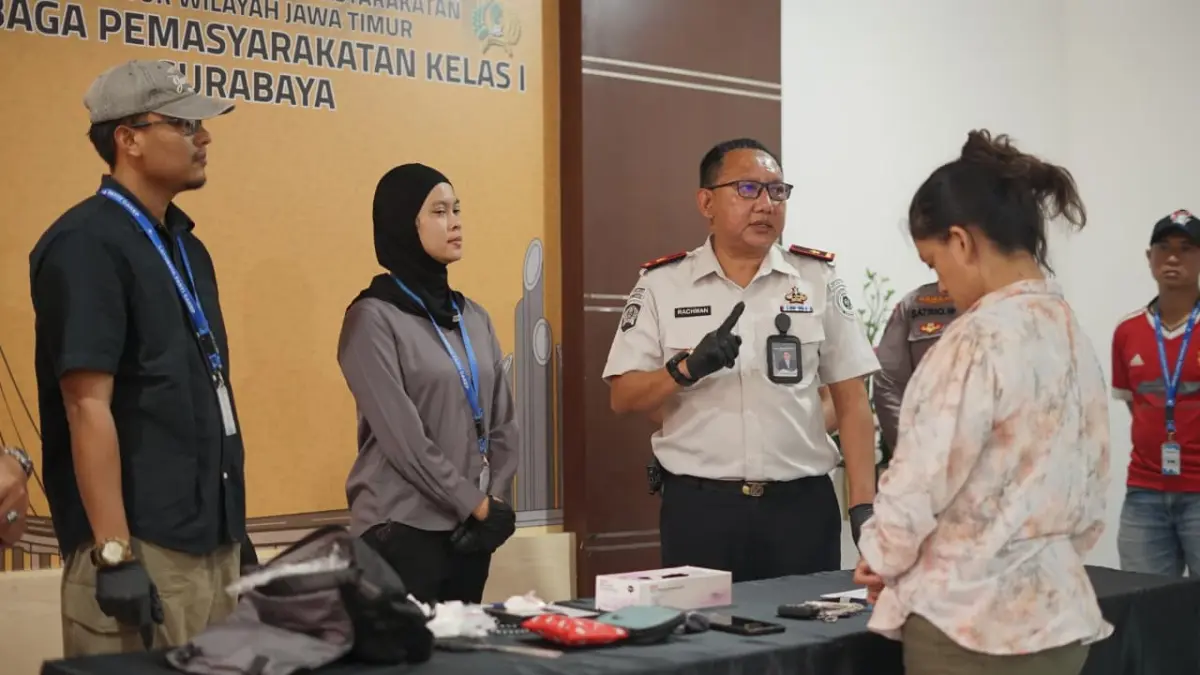 DIAMANKAN: Seorang perempuan (kanan) tertangkap basah saat hendak menyelundupkan sabu melalui alat kelamin ke Lapas Porong Sidoarjo, Selasa (23/6).&nbsp;