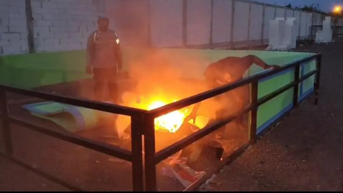 DIBAKAR: Personel Polsek Candi saat menggerebek lokasi yang diduga menjadi arena judi sabung ayam di Desa Klurak, Candi, Sidoarjo.&nbsp;