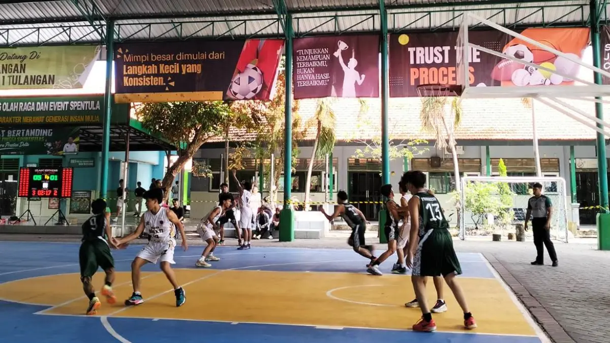 FAIR PLAY: Atlet basket saat bertanding di PORKAB Sidoarjo.