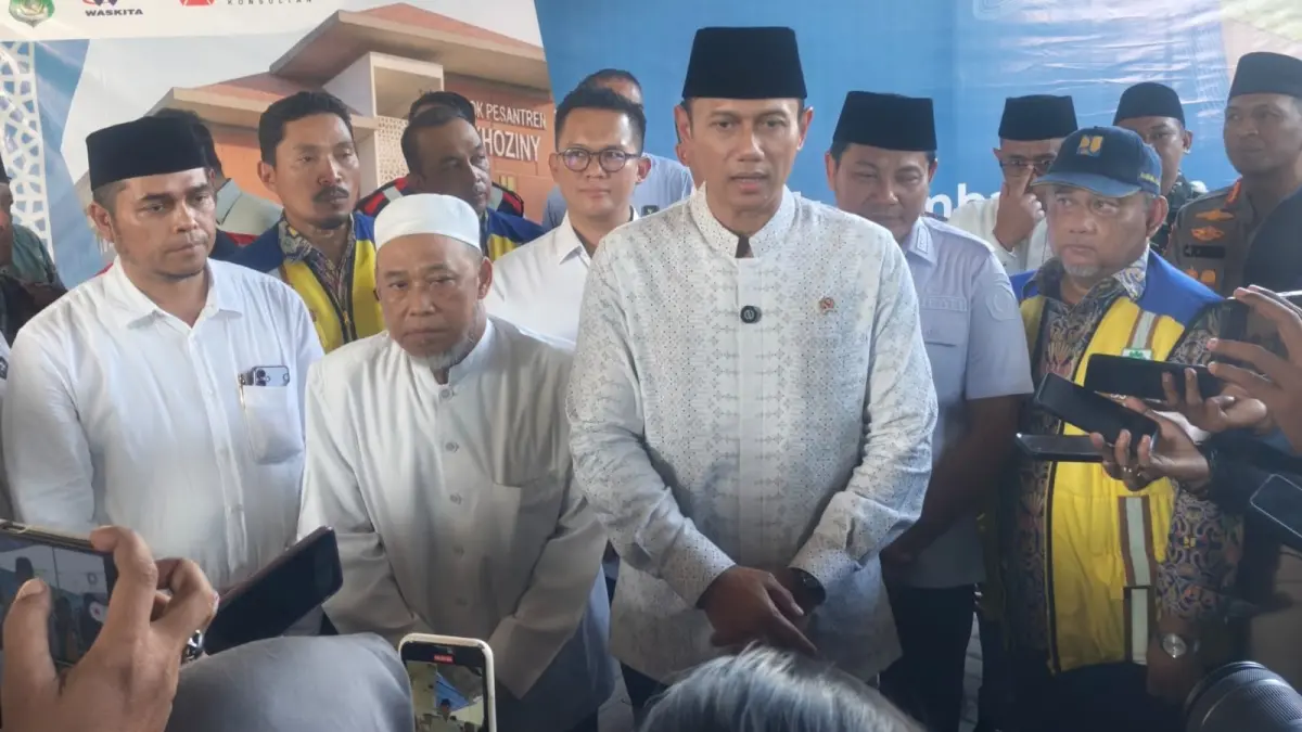 INFRASTRUKTUR: Menteri Koordinator Bidang Infrastruktur dan Pembangunan Kewilayahan (Menko IPK) Agus Harimurti Yudhoyono (AHY) saat meninjau gedung baru Ponpes Al Khoziny, Sidoarjo, Rabu (24/6). (DIKY SANSIRI/RADAR SIDOARJO)