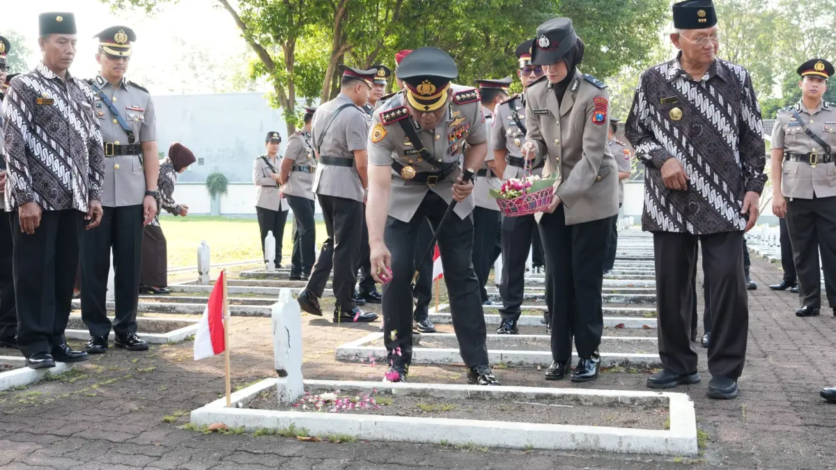 KHIDMAT: Kapolresta Sidoarjo Kombes Pol Christian Tobing beserta jajaran saat ziarah dan tabur bunga di Makam Pahlawan, Sidoarjo.&nbsp;