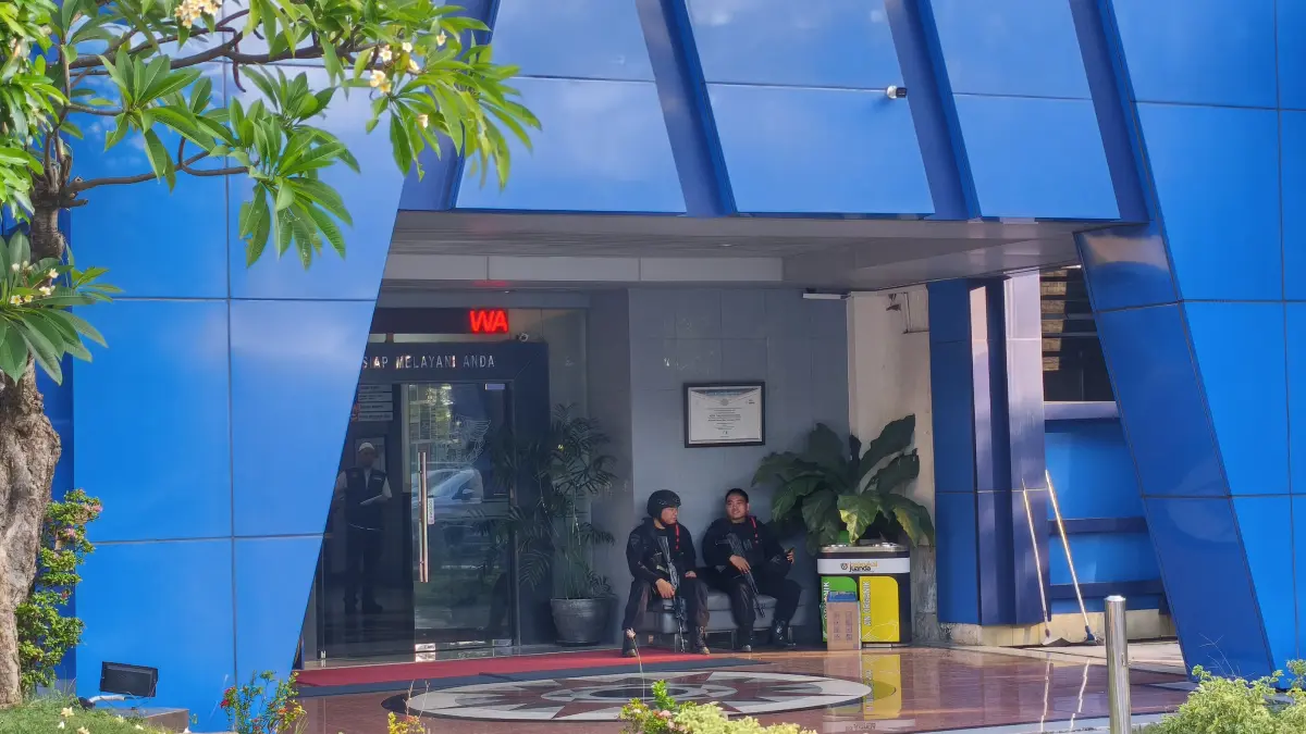 SIAGA: Sejumlah personel kepolisian berjaga di area kantor Bea Cukai Juanda di Sidoarjo.&nbsp;