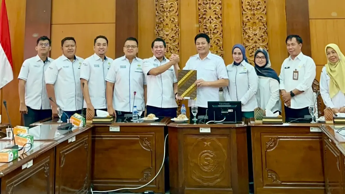 SINERGITAS: Pengurus Hipmi Sidoarjo saat bertemu dengan Bupati Sidoarjo Subandi.