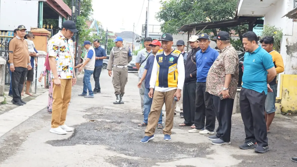 TEGAS: Bupati Sidoarjo Subandi (kiri depan) saat melihat salah satu proyek perbaikan jalan.&nbsp;
