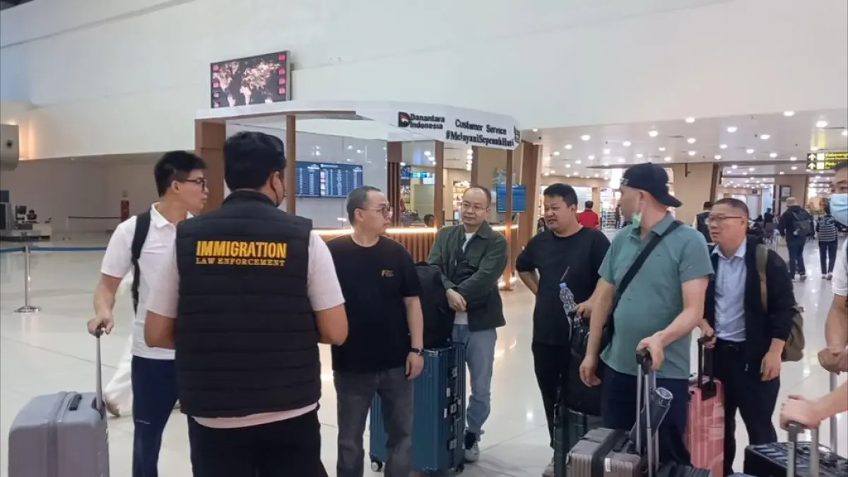 TEGAS: Deportasi dilaksanakan pada 22 Juni 2026, melalui Bandara Internasional Juanda menuju negara asal masing-masing.
