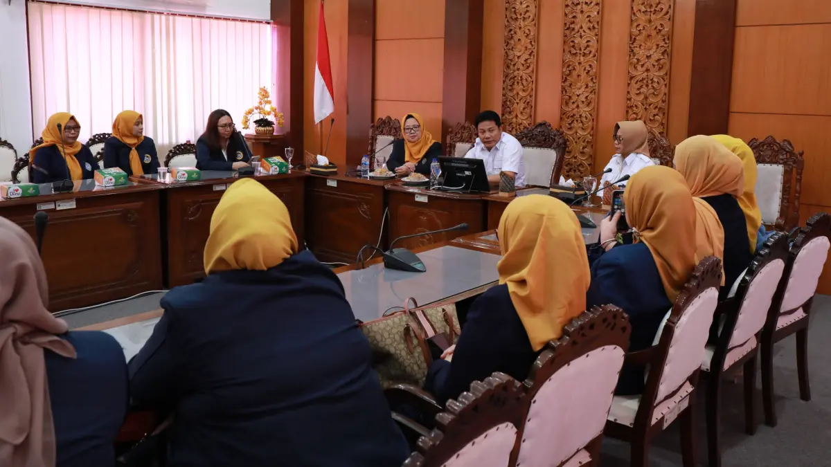 KOLABORASI: Bupati Sidoarjo Subandi saat pimpin audiensi dengan ikatan alumni mahasiswa di Ruang Opsroom Sekretariat Daerah (Setda) Kabupaten Sidoarjo.