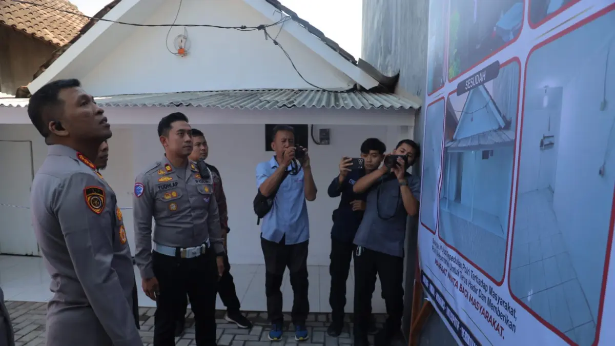 PEDULI: Kapolresta Sidoarjo Kombes Pol Christian Tobing bersama jajaran saat meninjau program bedah rumah di Krian, Sidoarjo.&nbsp;